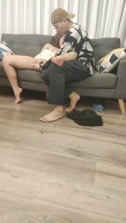 【吴梦梦】，直击国产AV拍摄现场，极品大胸骚妹子，三男一女淫乱指数爆表，激情啪啪浪叫声震天 截图1