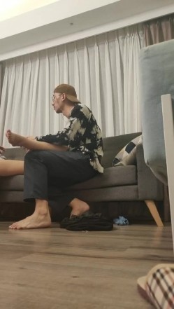【吴梦梦】，直击国产AV拍摄现场，极品大胸骚妹子，三男一女淫乱指数爆表，激情啪啪浪叫声震天 截图2