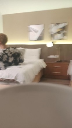 【吴梦梦】，直击国产AV拍摄现场，极品大胸骚妹子，三男一女淫乱指数爆表，激情啪啪浪叫声震天 截图4