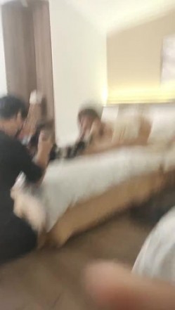 【吴梦梦】，直击国产AV拍摄现场，极品大胸骚妹子，三男一女淫乱指数爆表，激情啪啪浪叫声震天 截图5