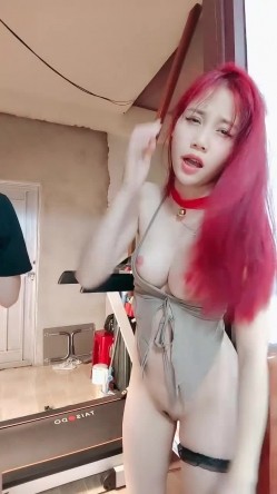 淫荡红发小骚货！被矮个男爆草！大屌站立磨蹭抽插，妹妹表情一脸舒服，主动骑乘位深插，搞的水声哗哗 截图3