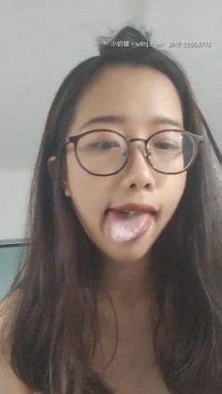 云云小尤物全程露脸小骚牌，黑丝齐逼小短裙诱惑，带个眼镜真骚揉内骚奶子撅着屁股自慰骚逼给狼友看精彩刺激 截图1