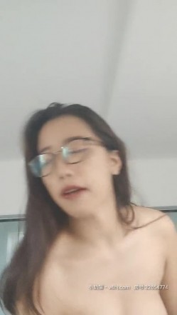 云云小尤物全程露脸小骚牌，黑丝齐逼小短裙诱惑，带个眼镜真骚揉内骚奶子撅着屁股自慰骚逼给狼友看精彩刺激 截图4