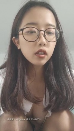 云云小尤物全程露脸小骚牌，黑丝齐逼小短裙诱惑，带个眼镜真骚揉内骚奶子撅着屁股自慰骚逼给狼友看精彩刺激 截图9