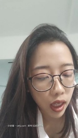 云云小尤物全程露脸小骚牌，黑丝齐逼小短裙诱惑，带个眼镜真骚揉内骚奶子撅着屁股自慰骚逼给狼友看精彩刺激 截图12