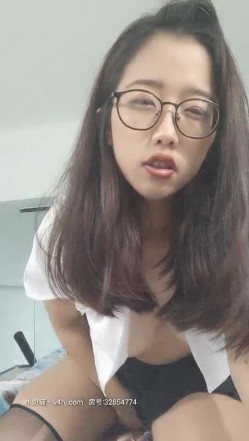 云云小尤物全程露脸小骚牌，黑丝齐逼小短裙诱惑，带个眼镜真骚揉内骚奶子撅着屁股自慰骚逼给狼友看精彩刺激 截图13