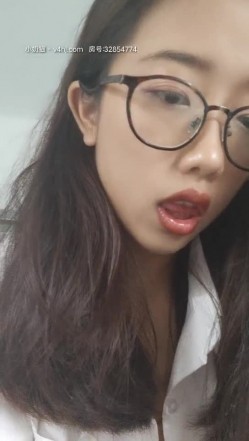 云云小尤物全程露脸小骚牌，黑丝齐逼小短裙诱惑，带个眼镜真骚揉内骚奶子撅着屁股自慰骚逼给狼友看精彩刺激 截图15