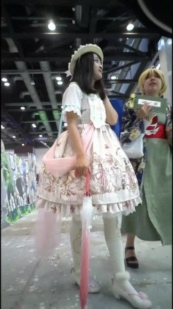 国产SAKURA漫展CD抄底偷拍高颜值Cos小姐姐系列 截图4