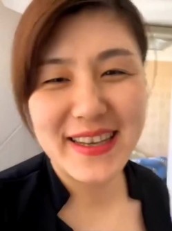黑丝大奶人妻 老公不在家 边干家务边赚快钱 展示丰腴的身材 截图3