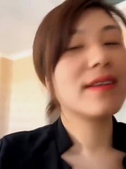 黑丝大奶人妻 老公不在家 边干家务边赚快钱 展示丰腴的身材 截图7