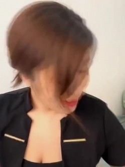 黑丝大奶人妻 老公不在家 边干家务边赚快钱 展示丰腴的身材 截图11