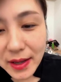 黑丝大奶人妻 老公不在家 边干家务边赚快钱 展示丰腴的身材 截图13
