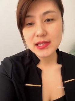 黑丝大奶人妻 老公不在家 边干家务边赚快钱 展示丰腴的身材 截图14