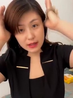 黑丝大奶人妻 老公不在家 边干家务边赚快钱 展示丰腴的身材 截图15