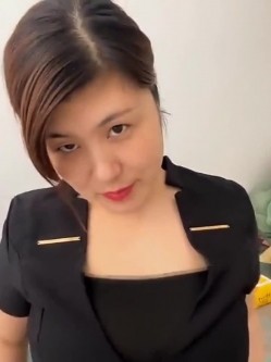 黑丝大奶人妻 老公不在家 边干家务边赚快钱 展示丰腴的身材 截图16