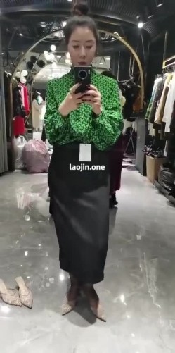 约炮大神玩三个少妇，一个露脸，长得还挺漂亮，操的嗷嗷叫 截图1