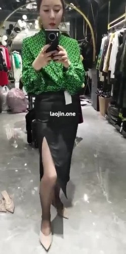 约炮大神玩三个少妇，一个露脸，长得还挺漂亮，操的嗷嗷叫 截图2