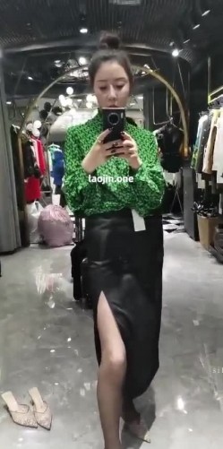 约炮大神玩三个少妇，一个露脸，长得还挺漂亮，操的嗷嗷叫 截图4