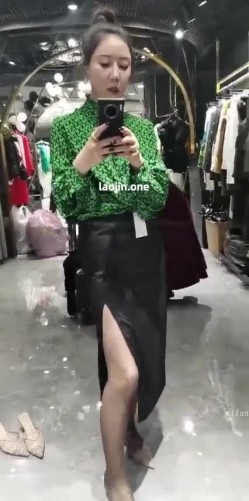 约炮大神玩三个少妇，一个露脸，长得还挺漂亮，操的嗷嗷叫 截图5