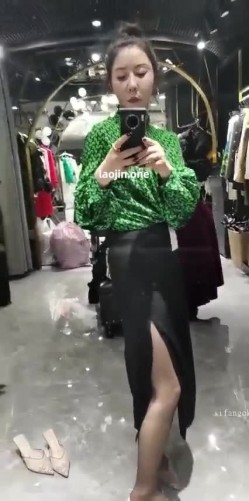 约炮大神玩三个少妇，一个露脸，长得还挺漂亮，操的嗷嗷叫 截图6