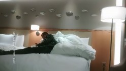 探花朗李寻欢_管理代班网红脸外围美女，跪床边深喉口交，分开双腿按着猛操 截图1
