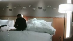探花朗李寻欢_管理代班网红脸外围美女，跪床边深喉口交，分开双腿按着猛操 截图2