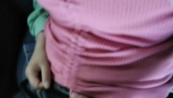 年轻小伙子和阿姨，开车接出来在车上玩奶摸逼，‘想跟我做爱吗阿姨’，‘现在还不行，下午还去医院呢’，你下面好湿啦！ 截图5