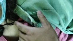 年轻小伙子和阿姨，开车接出来在车上玩奶摸逼，‘想跟我做爱吗阿姨’，‘现在还不行，下午还去医院呢’，你下面好湿啦！ 截图16
