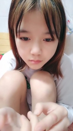 可爱的妹子，绝美一线天手指抠逼，来回抽插，口交无套特写爆草一线天 截图1