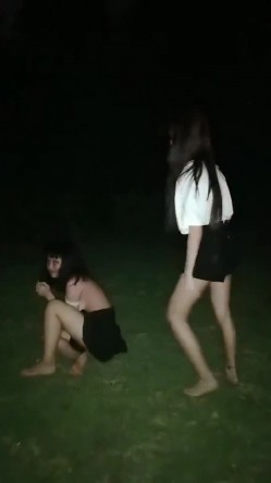 学校操场欺负女学生,强迫她脱光衣服围绕跑道裸跑一圈 截图3
