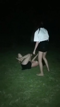 学校操场欺负女学生,强迫她脱光衣服围绕跑道裸跑一圈 截图4
