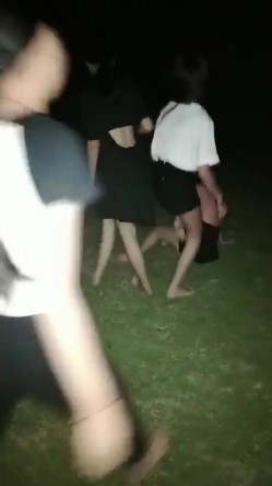 学校操场欺负女学生,强迫她脱光衣服围绕跑道裸跑一圈 截图6