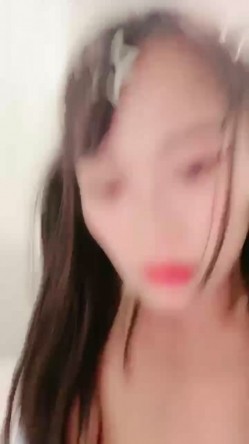 玩的很开的小妹颜值不错，各种道具齐上蹂躏骚穴疯狂抽插，不仅玩逼还玩菊花，塞鸡蛋塞葡萄喝尿，表情好骚 截图9