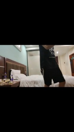上海高价约啪175CM长身苗条美女车模黑裙美腿剧本拍摄！ 截图1