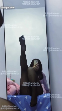 PUA大神【受肉完犊子】VIP福利，操控举牌，超多反差学生小母狗，紫薇裸舞，有露脸 截图2