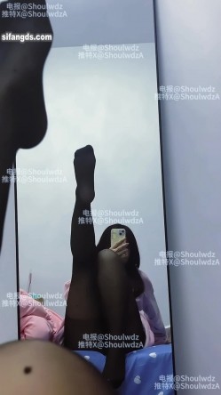 PUA大神【受肉完犊子】VIP福利，操控举牌，超多反差学生小母狗，紫薇裸舞，有露脸 截图3