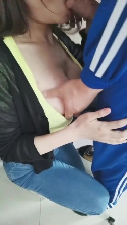 私人家教钢琴老师无法抗拒的紧身牛仔裤~奏乐醉人，迷得学生特别紧张，下面发热，老师帮你舔一下再波推一下，你摸摸我的奶~非常刺激！ 截图5
