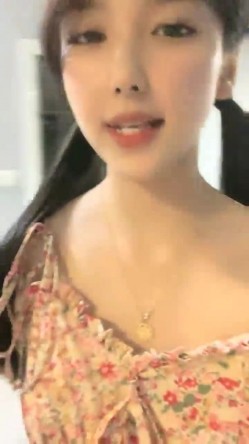 推荐！超美女神~【偷走一头猪】调皮可爱~酒瓶子插逼震出尿，漂亮学生妹，清纯外表下这么淫骚 截图1