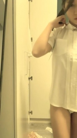 推荐！超美女神~【偷走一头猪】调皮可爱~酒瓶子插逼震出尿，漂亮学生妹，清纯外表下这么淫骚 截图2