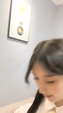 推荐！超美女神~【偷走一头猪】调皮可爱~酒瓶子插逼震出尿，漂亮学生妹，清纯外表下这么淫骚 截图3