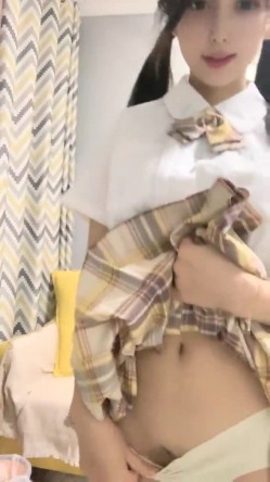 推荐！超美女神~【偷走一头猪】调皮可爱~酒瓶子插逼震出尿，漂亮学生妹，清纯外表下这么淫骚 截图5