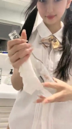 推荐！超美女神~【偷走一头猪】调皮可爱~酒瓶子插逼震出尿，漂亮学生妹，清纯外表下这么淫骚 截图6