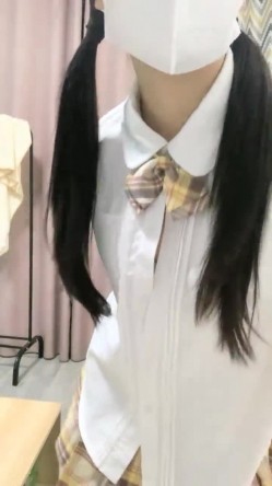 推荐！超美女神~【偷走一头猪】调皮可爱~酒瓶子插逼震出尿，漂亮学生妹，清纯外表下这么淫骚 截图9