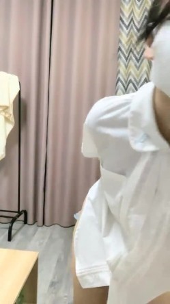推荐！超美女神~【偷走一头猪】调皮可爱~酒瓶子插逼震出尿，漂亮学生妹，清纯外表下这么淫骚 截图10