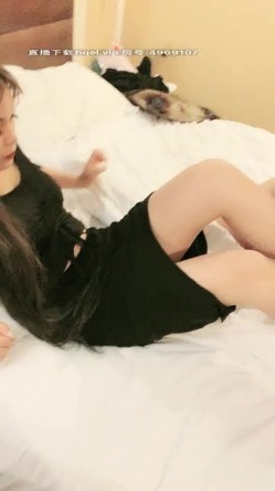 高端人士五星级宾馆玩的群P游戏，土豪金与拜金女的碰撞，多人激情嗨皮各种蹂躏几个小骚逼奶炮口交爆草抽插 截图3