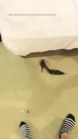 高端人士五星级宾馆玩的群P游戏，土豪金与拜金女的碰撞，多人激情嗨皮各种蹂躏几个小骚逼奶炮口交爆草抽插 截图6