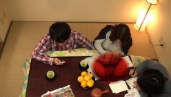 RCTD-068 母親と息子がコタツでこっそり近親相姦ゲーム3 截图8