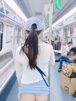 人气反差母狗 长腿女神级【露娜000】景区商场地铁人前极限露出啪啪啪 截图7