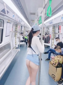 人气反差母狗 长腿女神级【露娜000】景区商场地铁人前极限露出啪啪啪 截图16