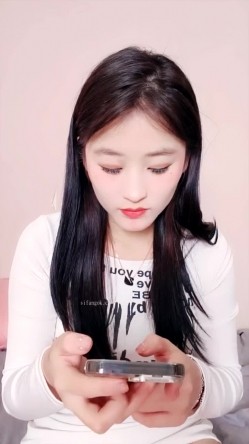 清纯美乳甜妹【只只吖】下海福利，跳蛋抠逼自慰一字马相当迷人 截图3